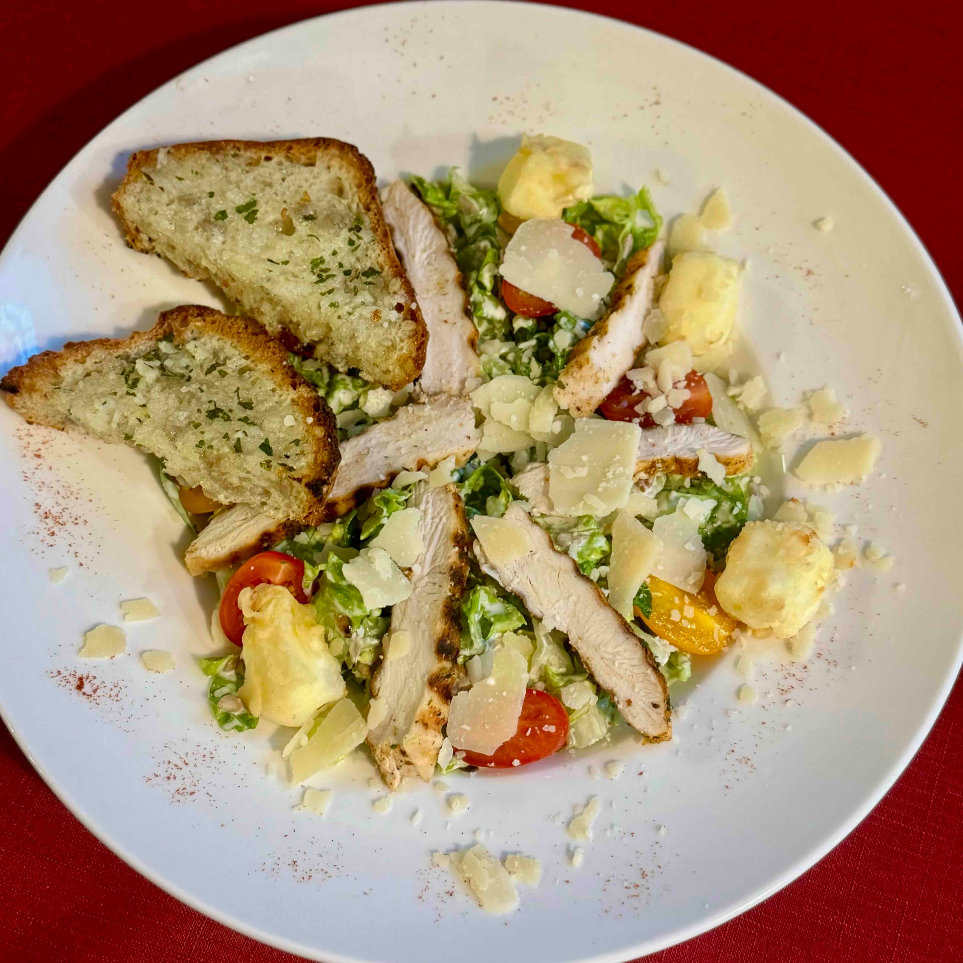 Sałatka a'la Sokółka z kurczakiem i grzaneczką